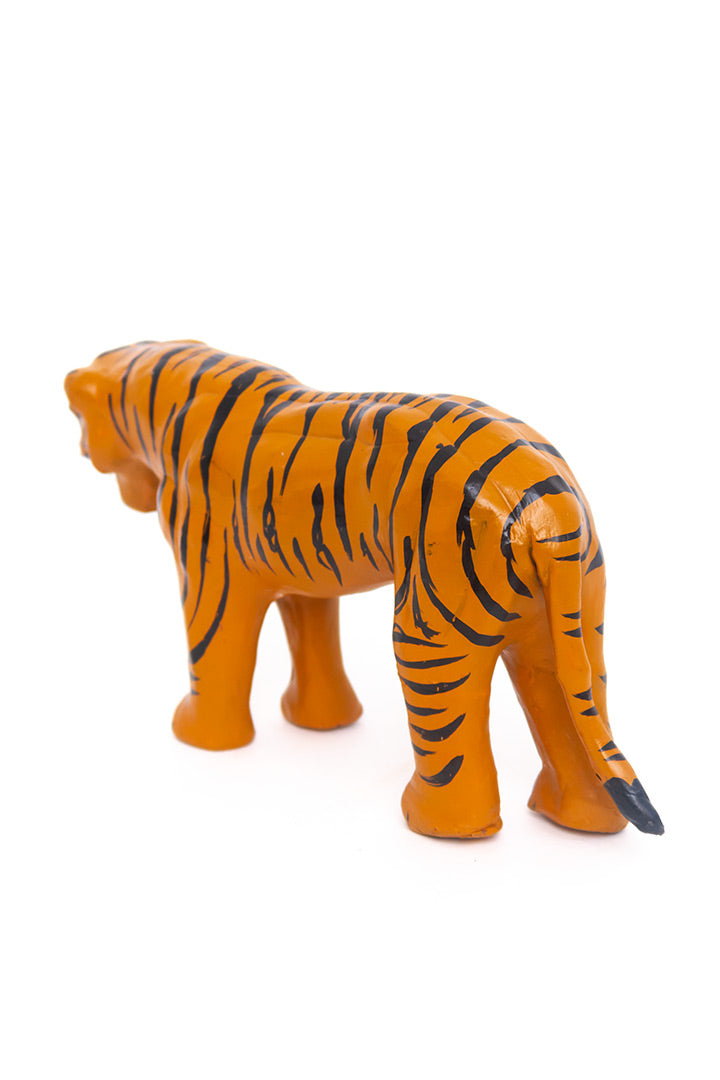 Vintage beeld tijger gemaakt van leer en papier-maché