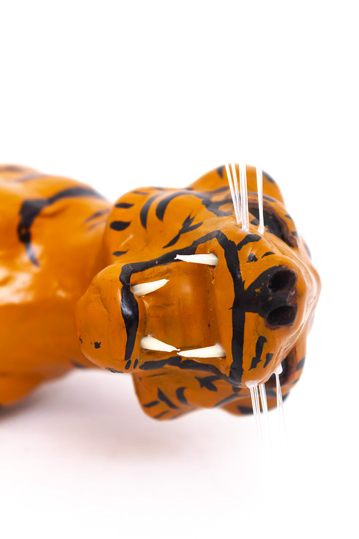 Vintage beeld tijger gemaakt van leer en papier-maché