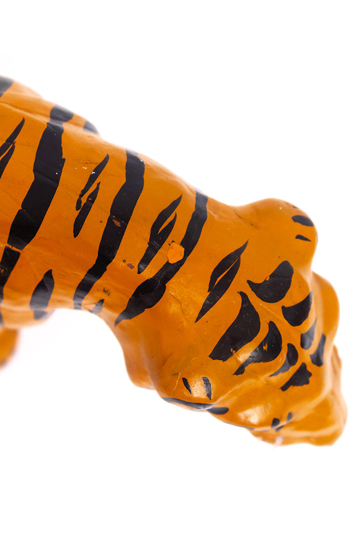 Vintage beeld tijger gemaakt van leer en papier-maché