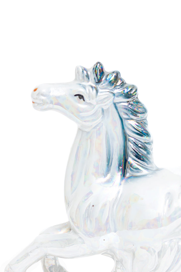 Vintage beeld van een springend paard blauw holografisch