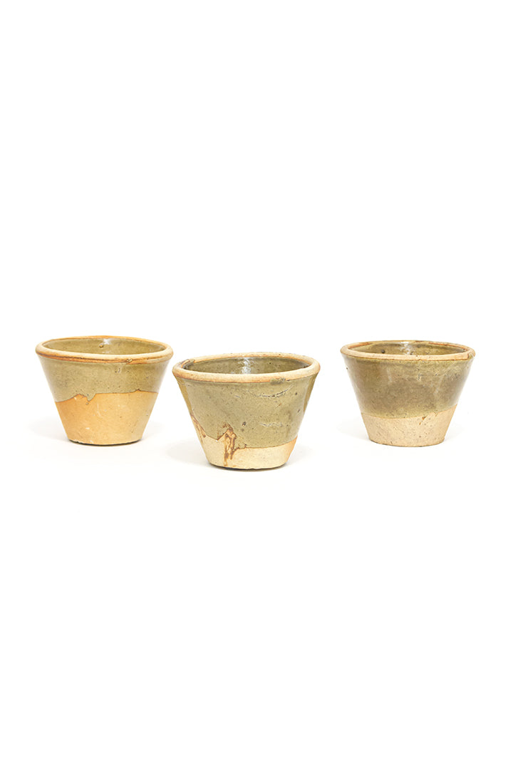 Vintage beige bloempotjes met groen glazuur