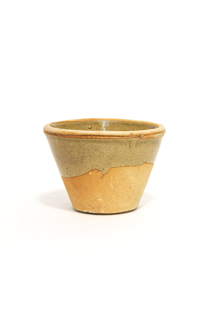 Vintage beige bloempotjes met groen glazuur