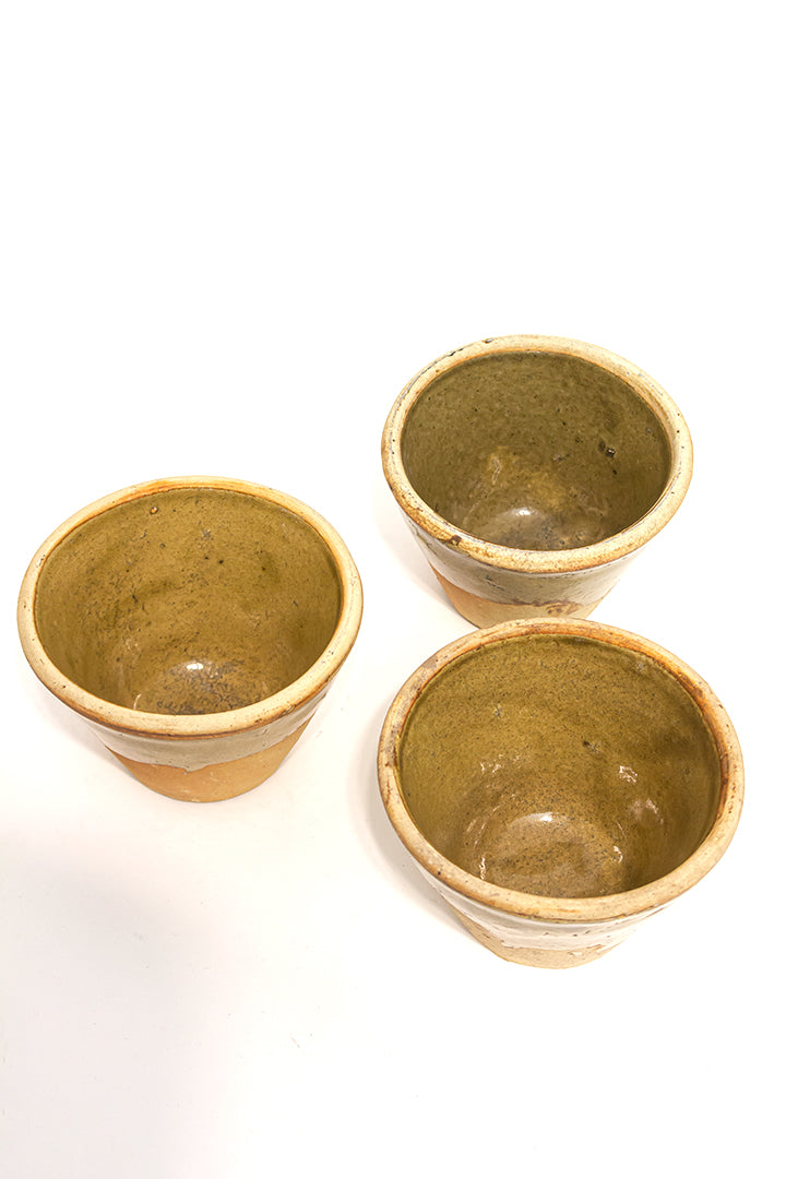 Vintage beige bloempotjes met groen glazuur