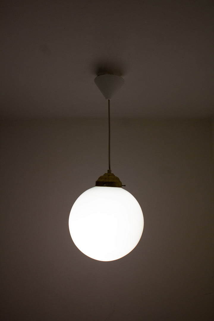 Vintage bollamp met messing kap jaren 30