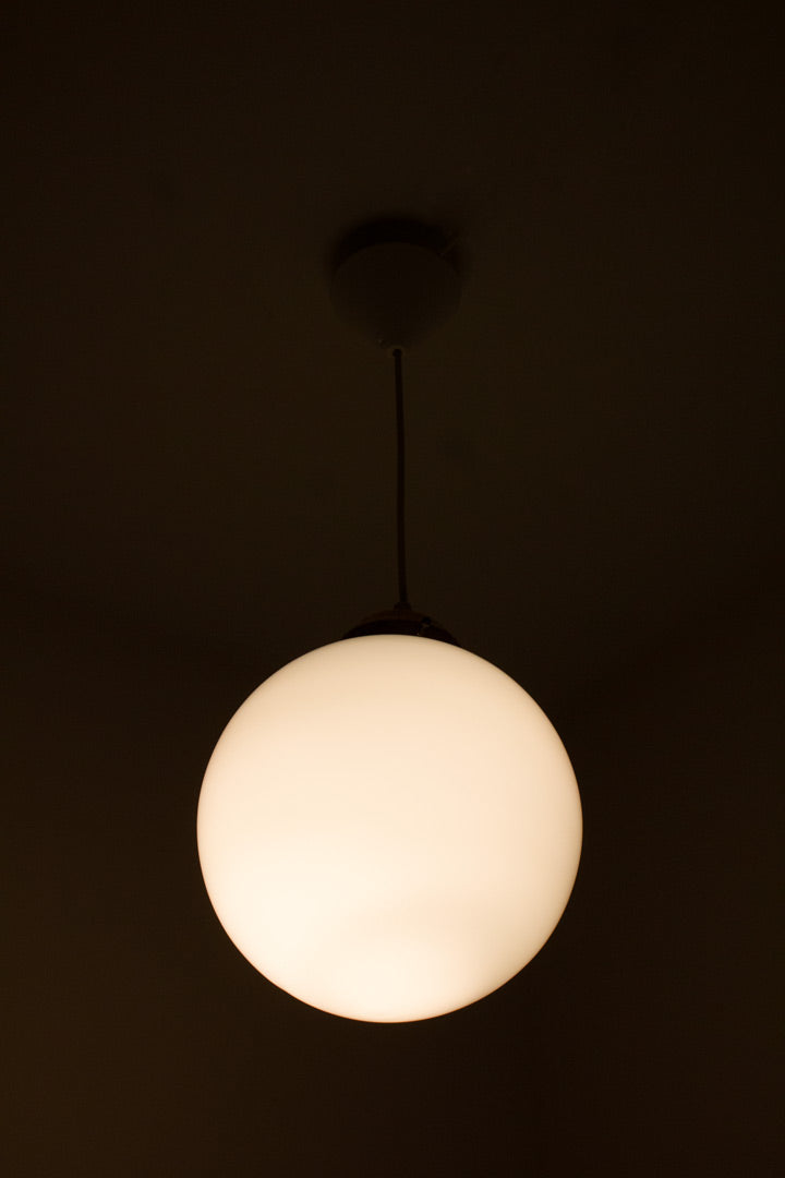 Vintage bollamp met messing kap jaren 30