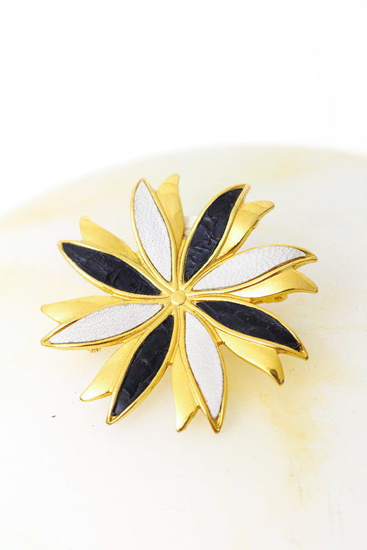 Vintage broche bloem goudkleurig met leren details