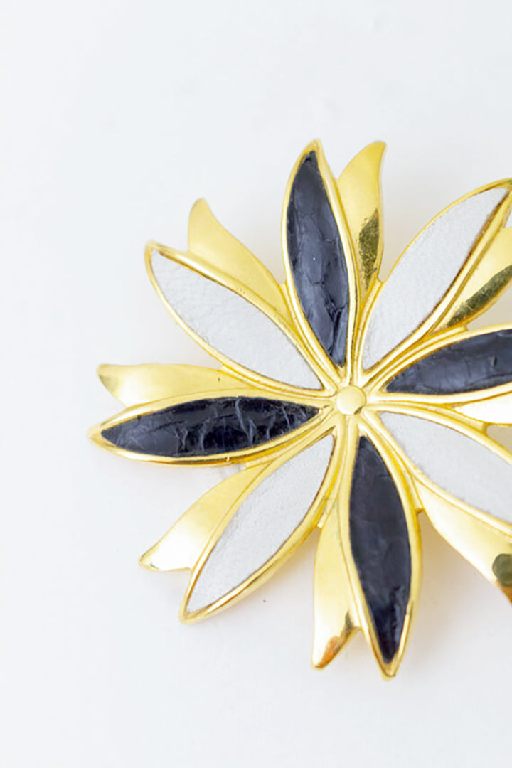 Vintage broche bloem goudkleurig met leren details
