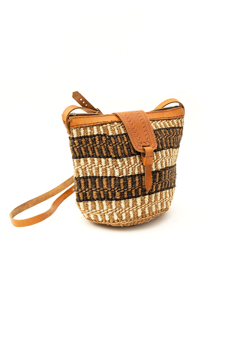 Vintage bruine schoudertas van touw met leren details