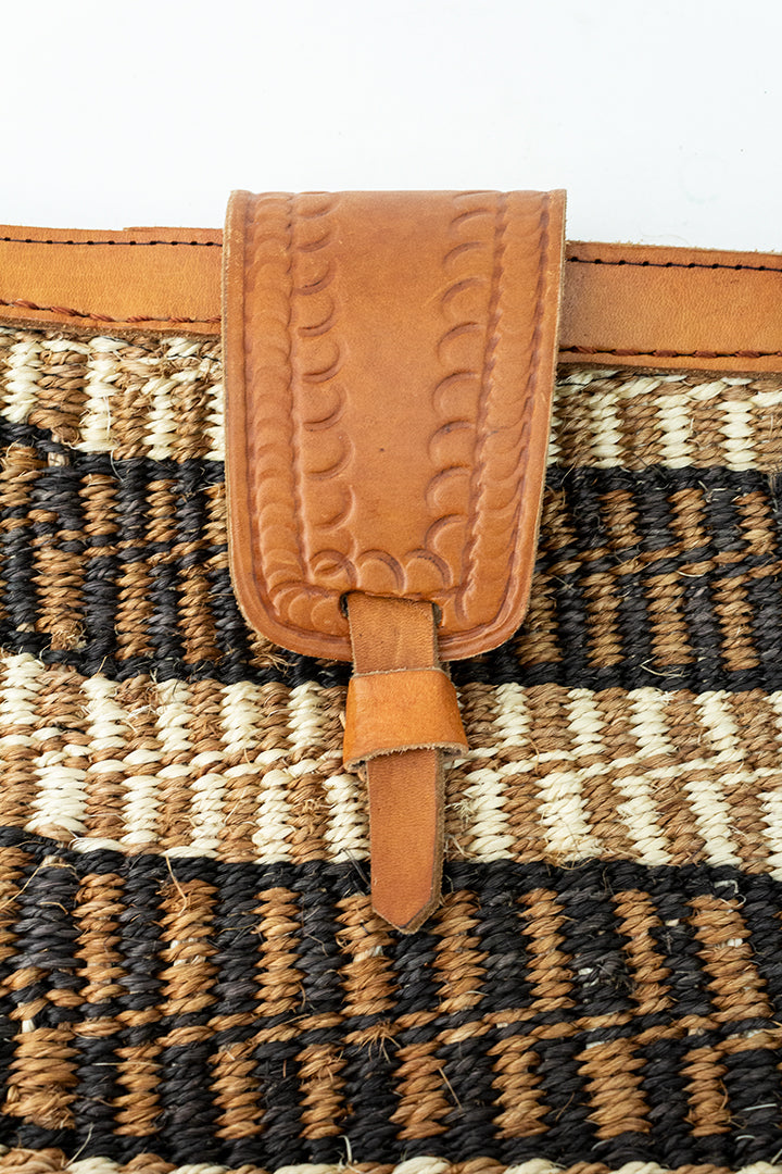 Vintage bruine schoudertas van touw met leren details