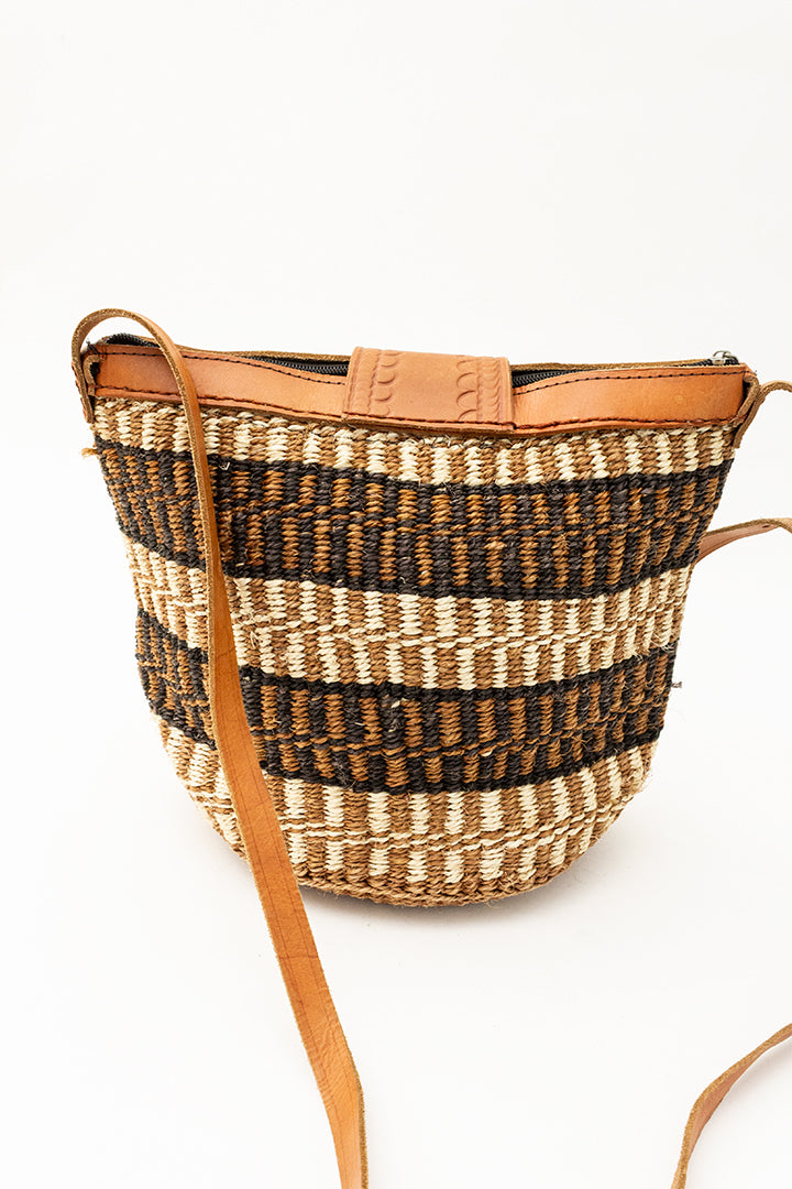 Vintage bruine schoudertas van touw met leren details
