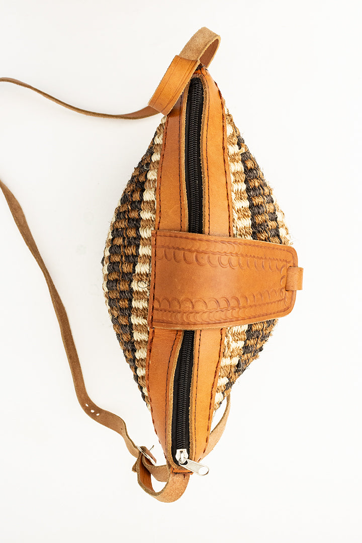 Vintage bruine schoudertas van touw met leren details