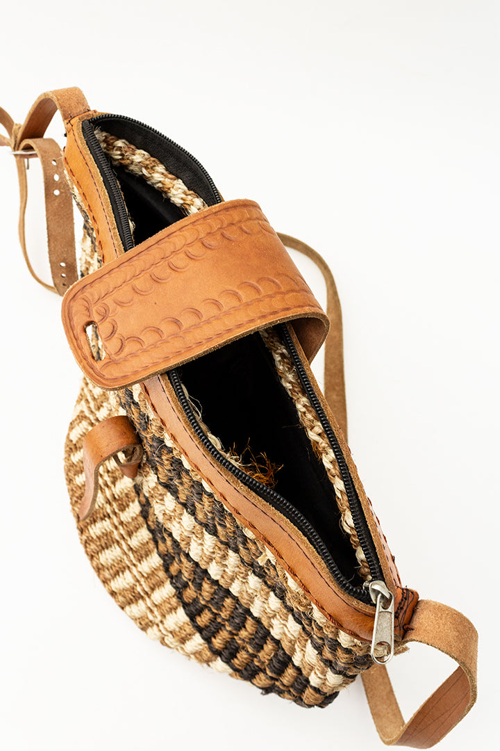 Vintage bruine schoudertas van touw met leren details