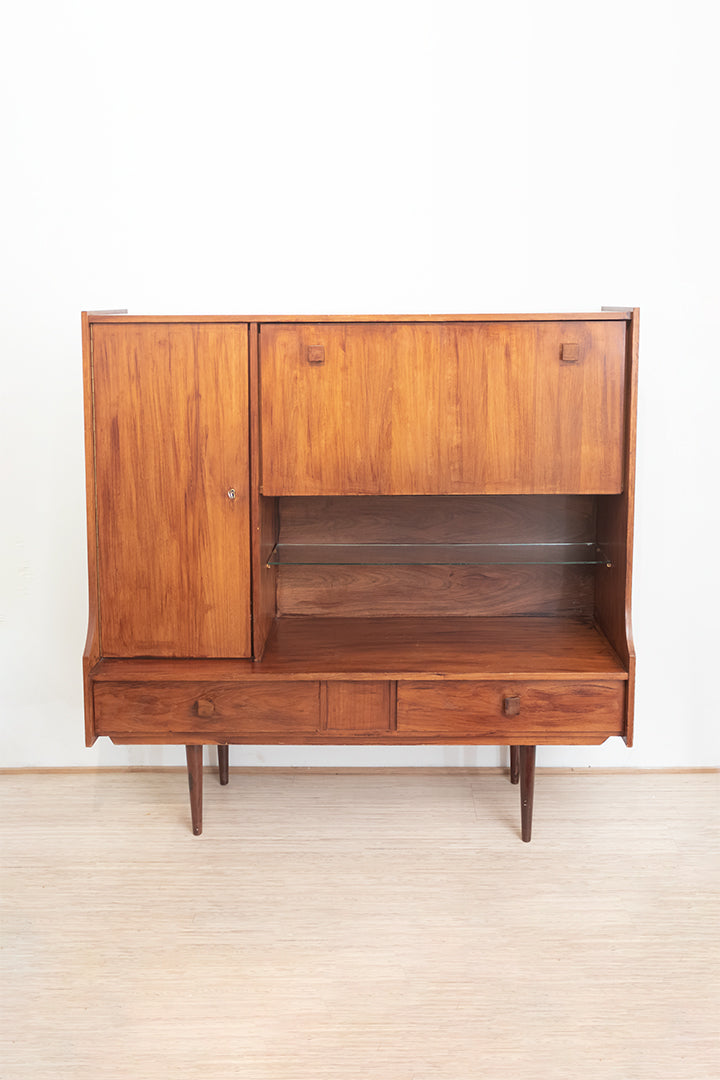 Vintage buffetkast van hout met taps toelopende pootjes jaren 60