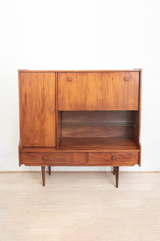 Vintage buffetkast van hout met taps toelopende pootjes jaren 60
