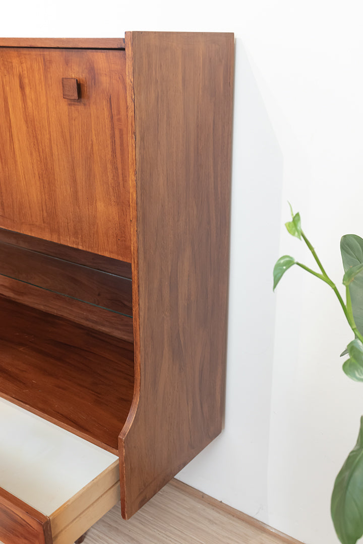 Vintage buffetkast van hout met taps toelopende pootjes jaren 60