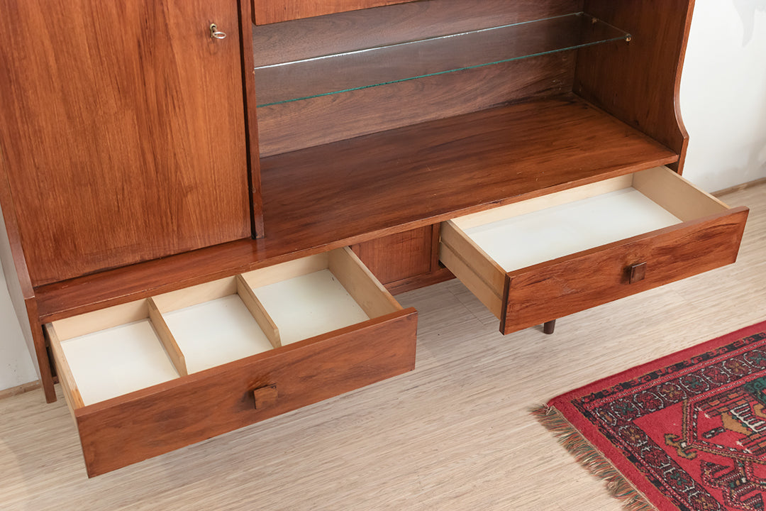 Vintage buffetkast van hout met taps toelopende pootjes jaren 60