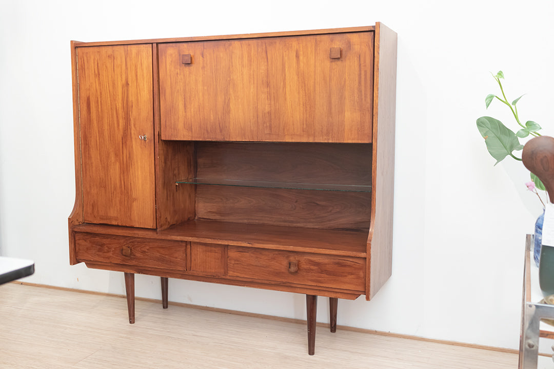 Vintage buffetkast van hout met taps toelopende pootjes jaren 60