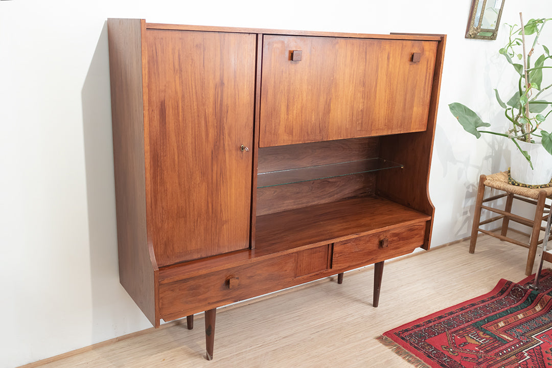 Vintage buffetkast van hout met taps toelopende pootjes jaren 60