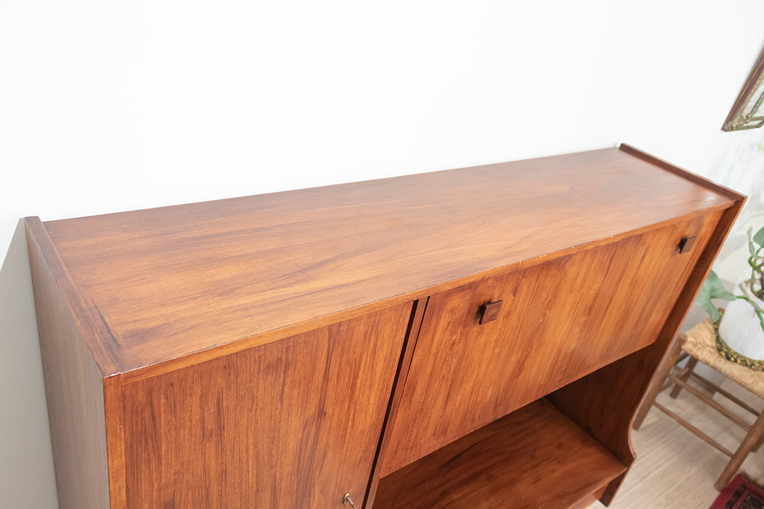 Vintage buffetkast van hout met taps toelopende pootjes jaren 60