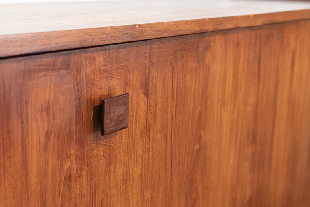 Vintage buffetkast van hout met taps toelopende pootjes jaren 60