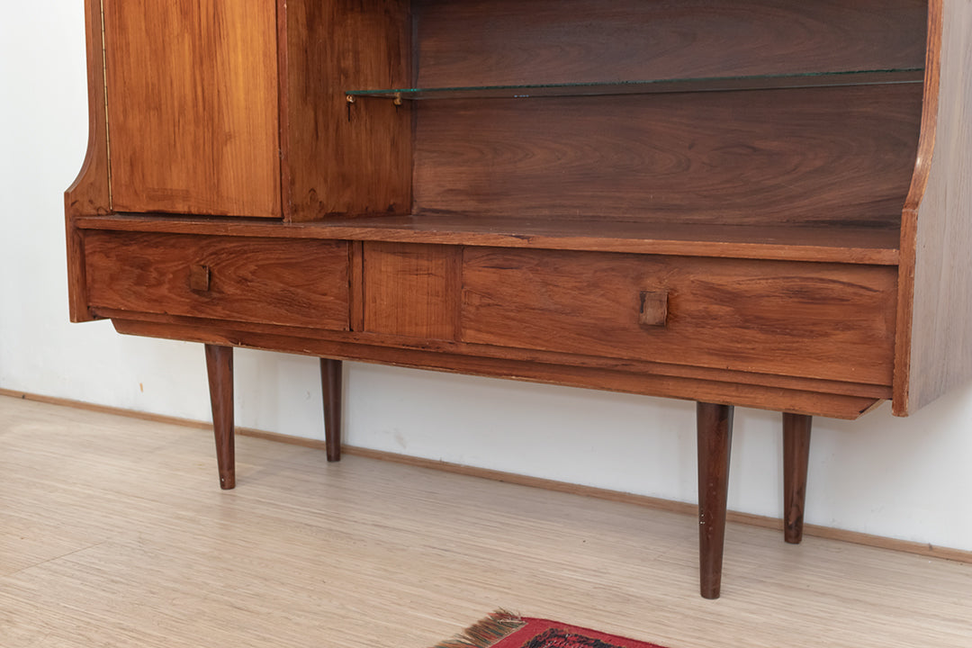 Vintage buffetkast van hout met taps toelopende pootjes jaren 60