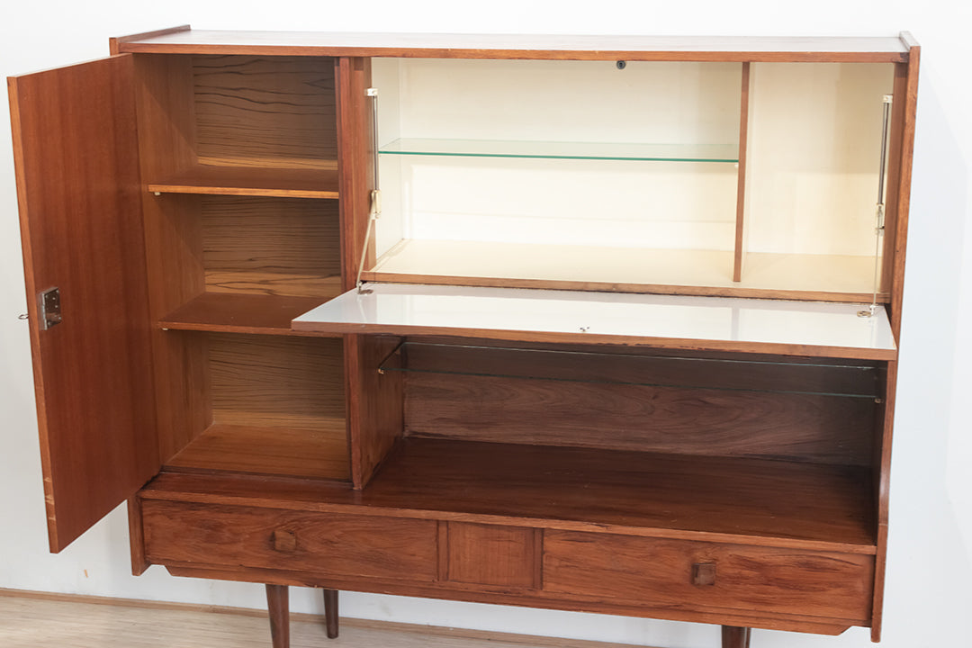 Vintage buffetkast van hout met taps toelopende pootjes jaren 60