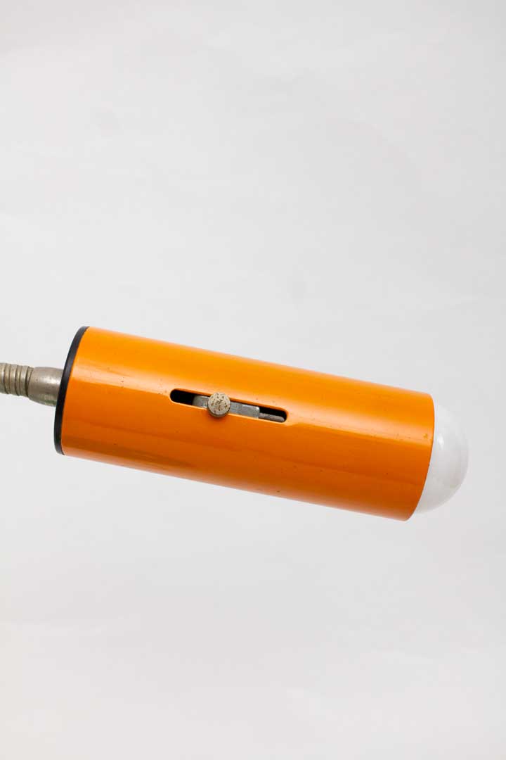 Vintage bureaulampje groene voet en oranje cilindrisch kapje