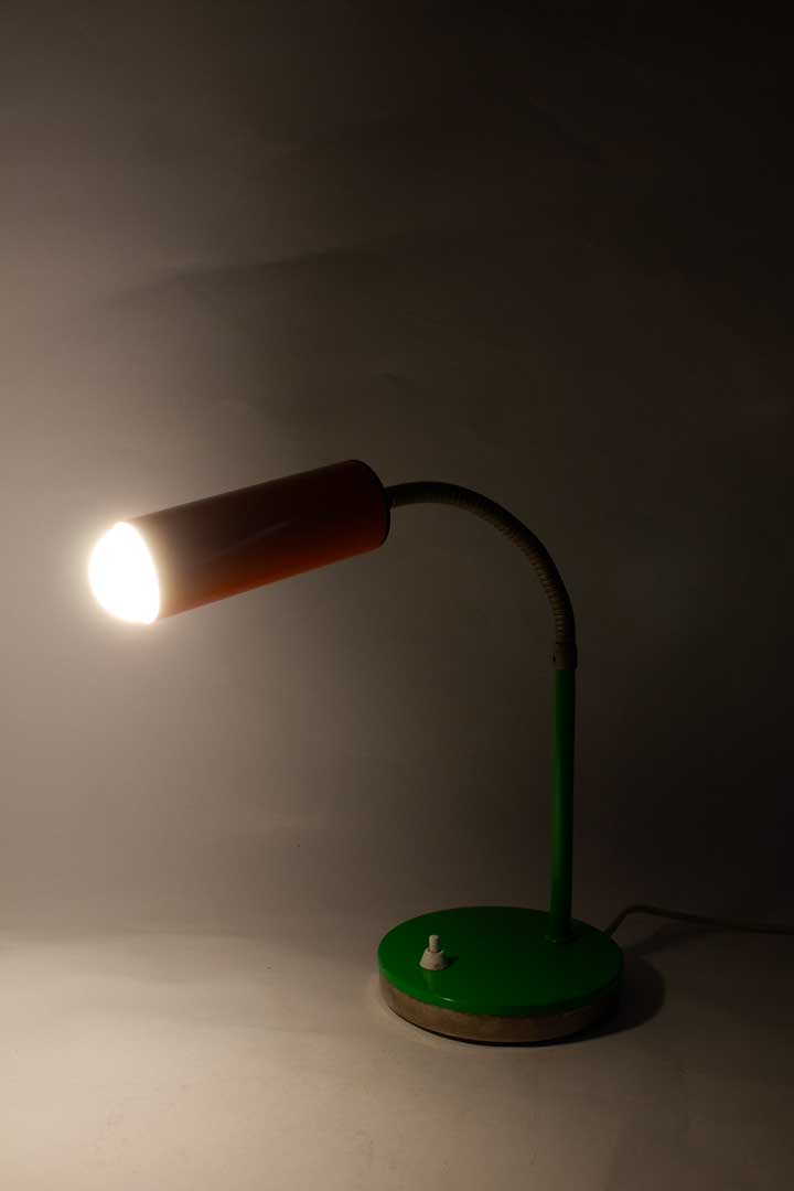 Vintage bureaulampje groene voet en oranje cilindrisch kapje