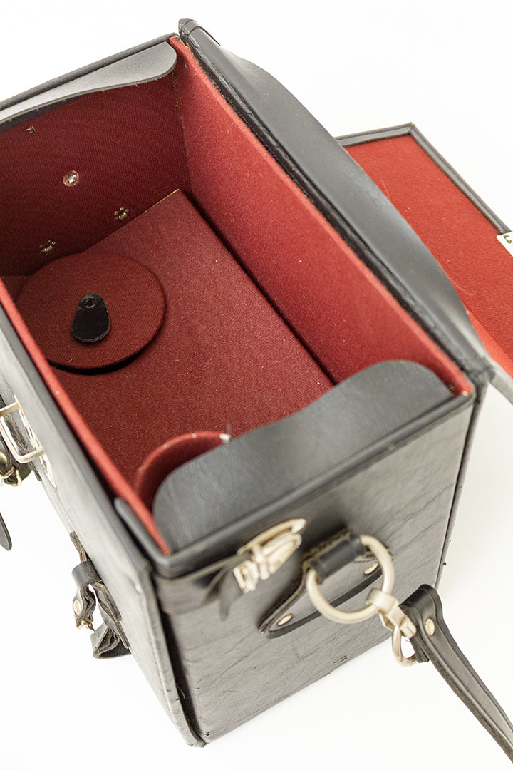 Vintage camerakoffer van zwart skai-leer met bordeauxrode voering