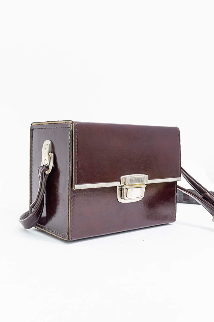 Vintage cameratas van donkerbruin skai-leer met zilverkleurige gesp