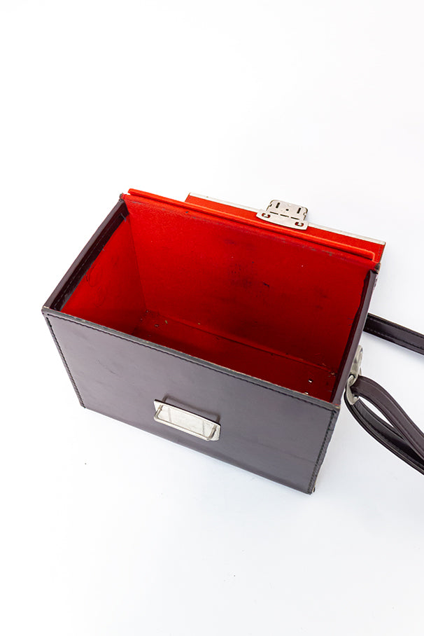 Vintage cameratas van donkerbruin skai-leer met zilverkleurige gesp