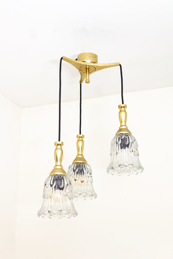 Vintage cascade messing hanglamp met glazen bloemkelken als kap