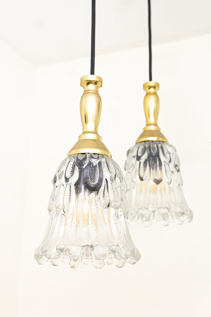 Vintage cascade messing hanglamp met glazen bloemkelken als kap