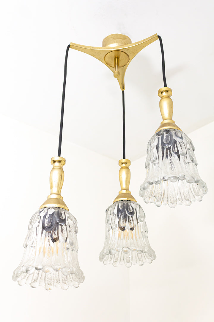 Vintage cascade messing hanglamp met glazen bloemkelken als kap