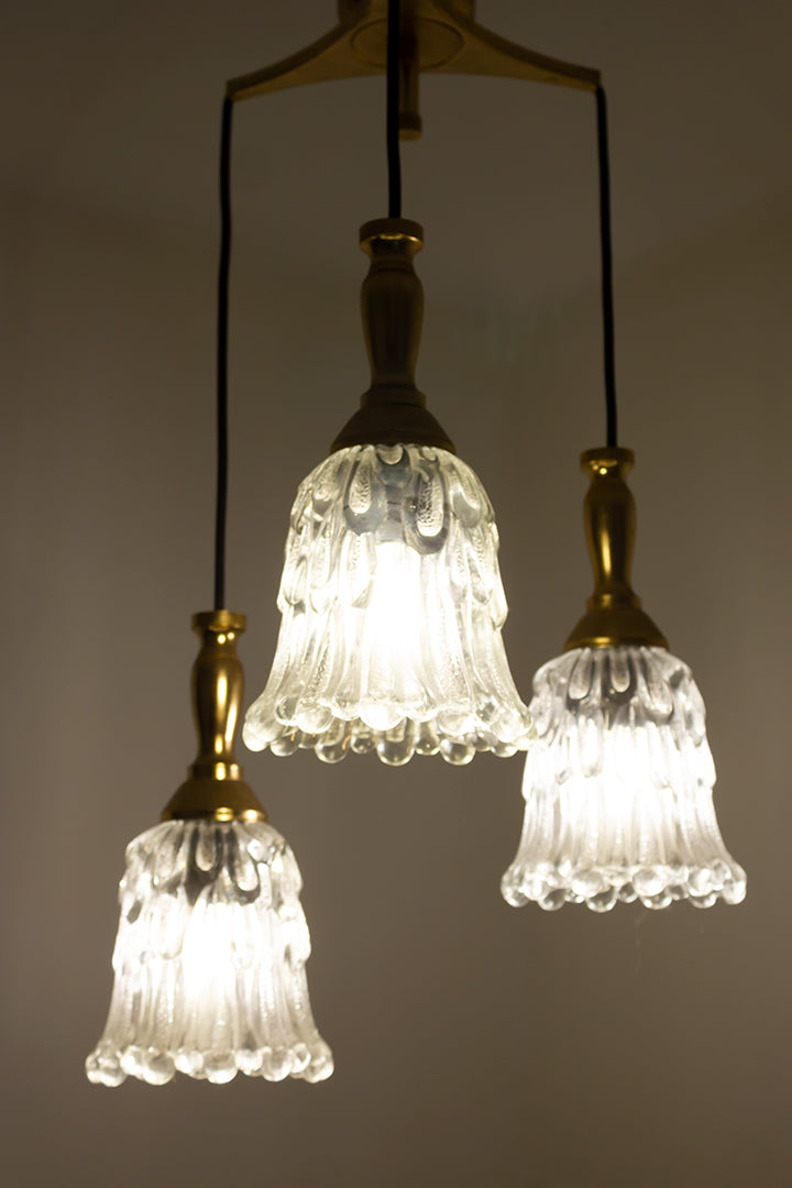 Vintage cascade messing hanglamp met glazen bloemkelken als kap