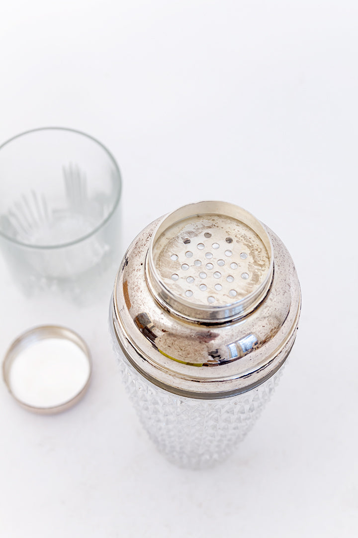 Vintage cocktail shaker van kristalglas met zilverkleurige dop