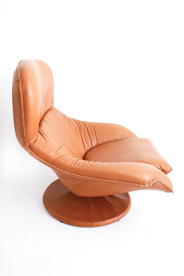 Vintage draaifauteuil van zacht tan-kleurig leer met ronde voet