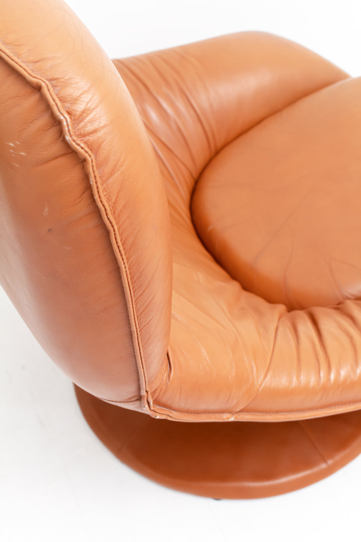 Vintage draaifauteuil van zacht tan-kleurig leer met ronde voet