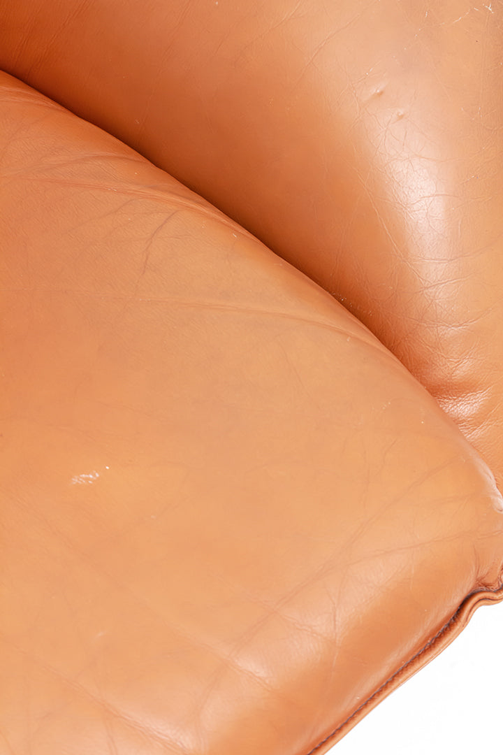 Vintage draaifauteuil van zacht tan-kleurig leer met ronde voet