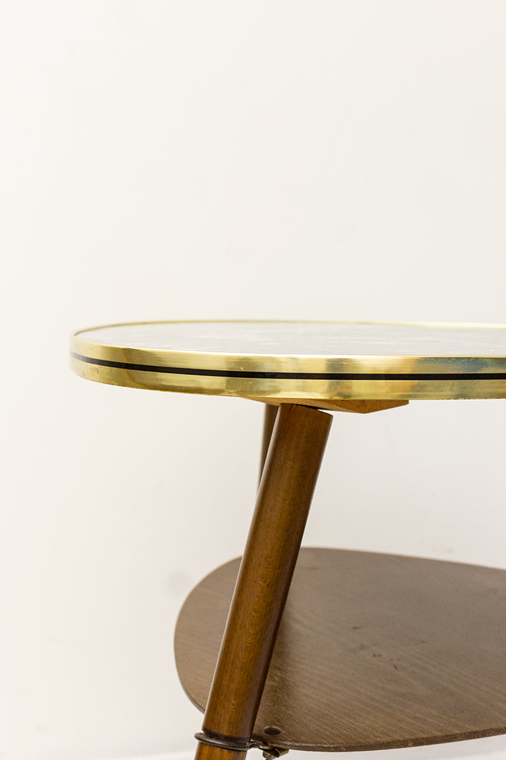 Vintage driehoekige bijzettafel formica blad, messing details en elegante pootjes