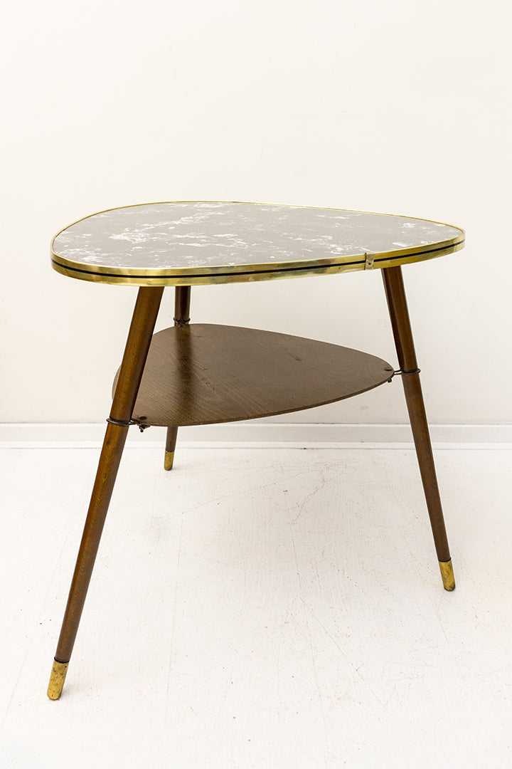 Vintage driehoekige bijzettafel formica blad, messing details en elegante pootjes