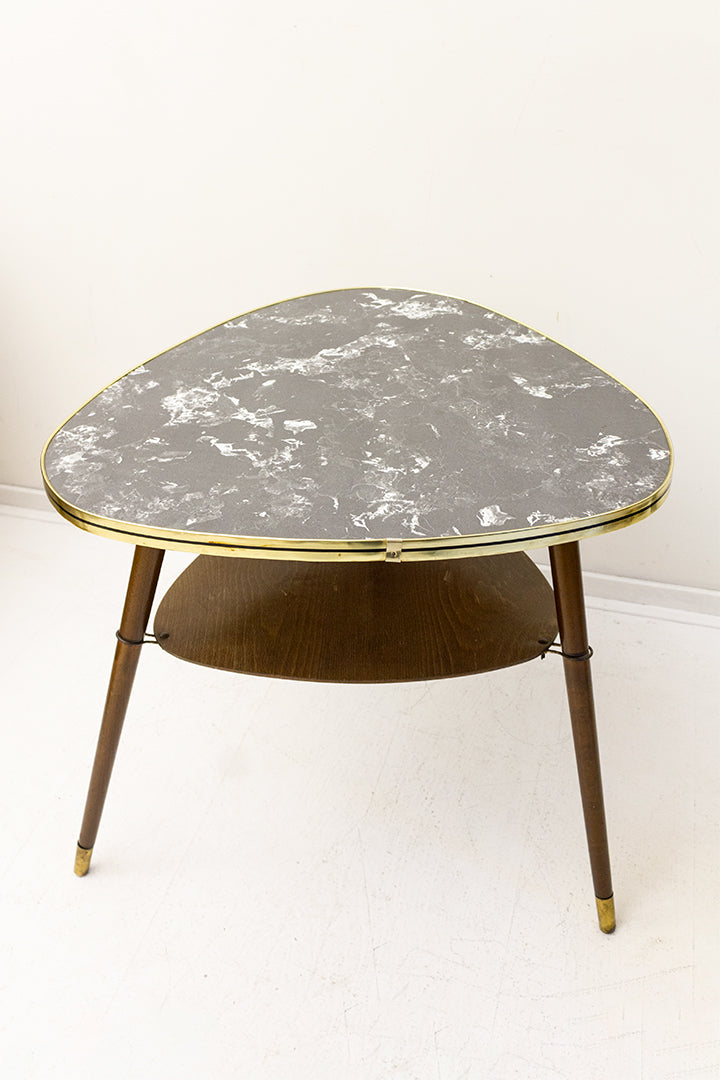 Vintage driehoekige bijzettafel formica blad, messing details en elegante pootjes