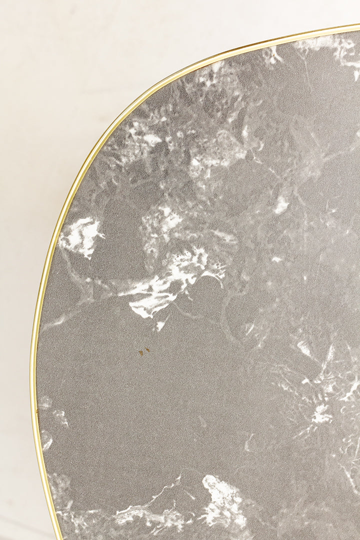 Vintage driehoekige bijzettafel formica blad, messing details en elegante pootjes
