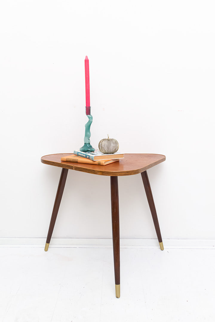Vintage driehoekige bijzettafel met houtfineer en goudkleurige pootjes