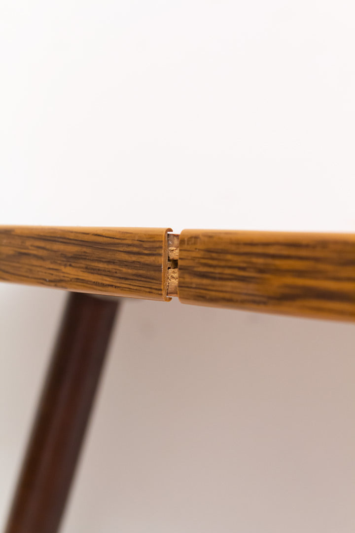 Vintage driehoekige bijzettafel met houtfineer en goudkleurige pootjes