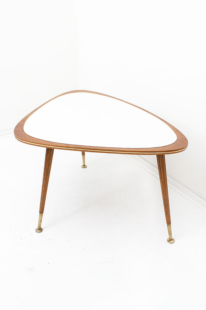 Vintage driehoekige salontafel hout met messing details Jese Möbel 3219