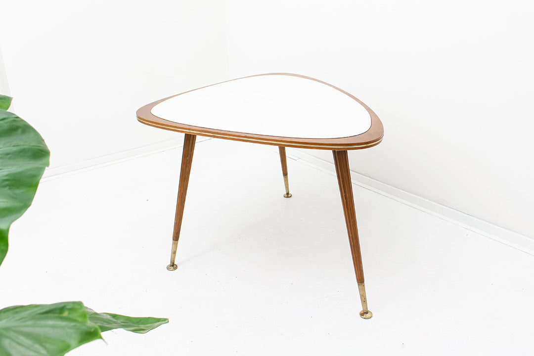 Vintage driehoekige salontafel hout met messing details Jese Möbel 3219