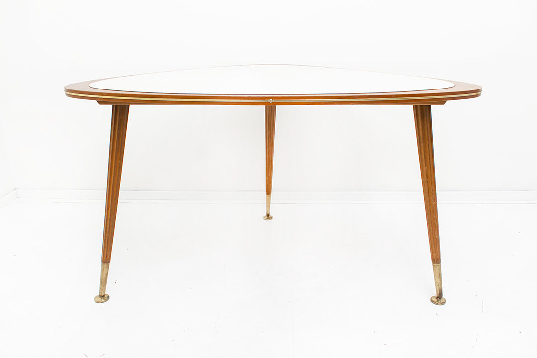 Vintage driehoekige salontafel hout met messing details Jese Möbel 3219