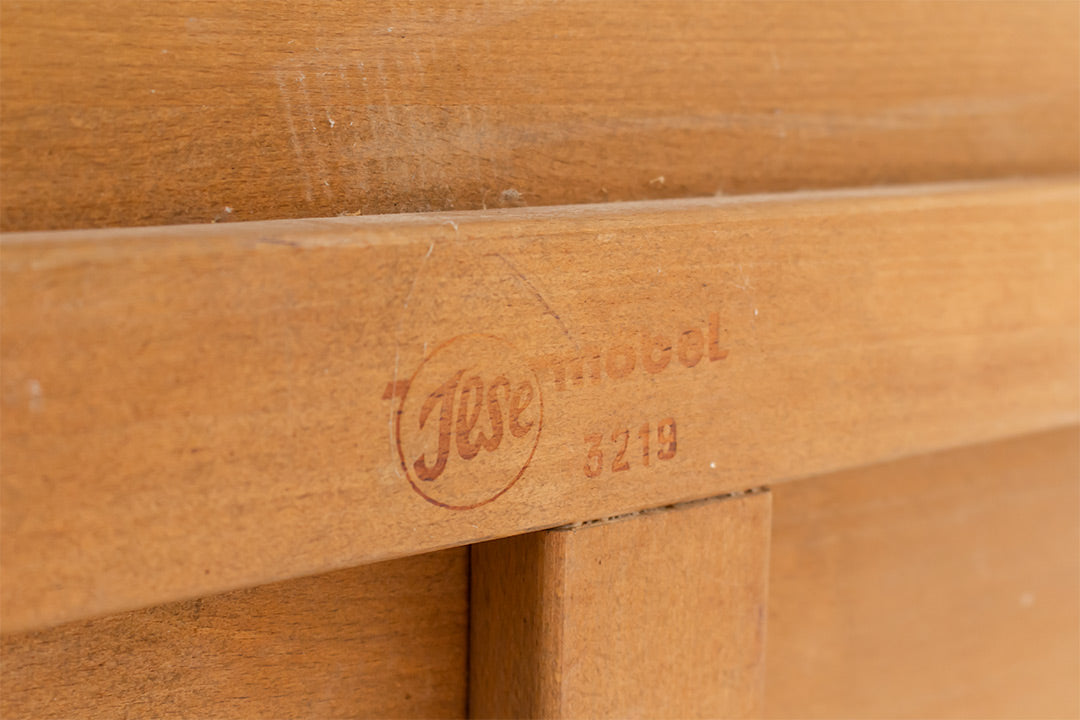 Vintage driehoekige salontafel hout met messing details Jese Möbel 3219