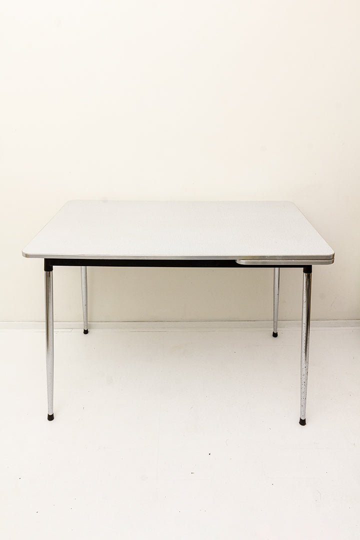 Vintage eettafel met uitschuifbaar formica blad en metalen poten